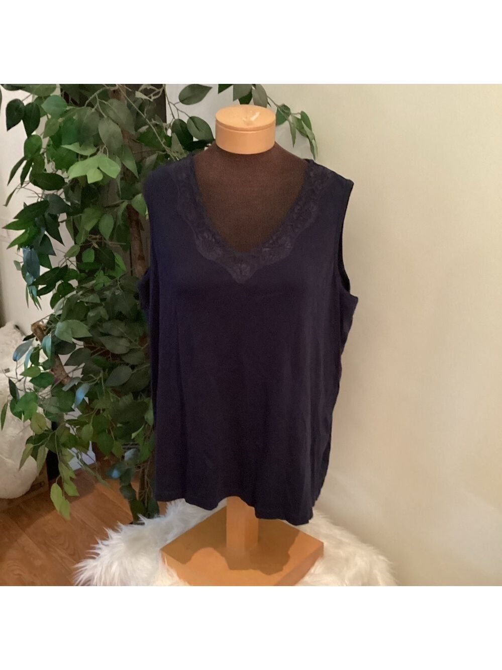 Liz & Me tank top Woman’s size 1X navy blue v neck with lace detail